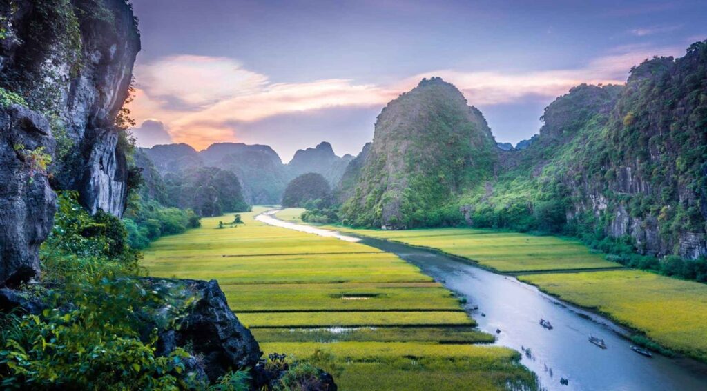 Ríos y formaciones kársticas en Ninh Binh