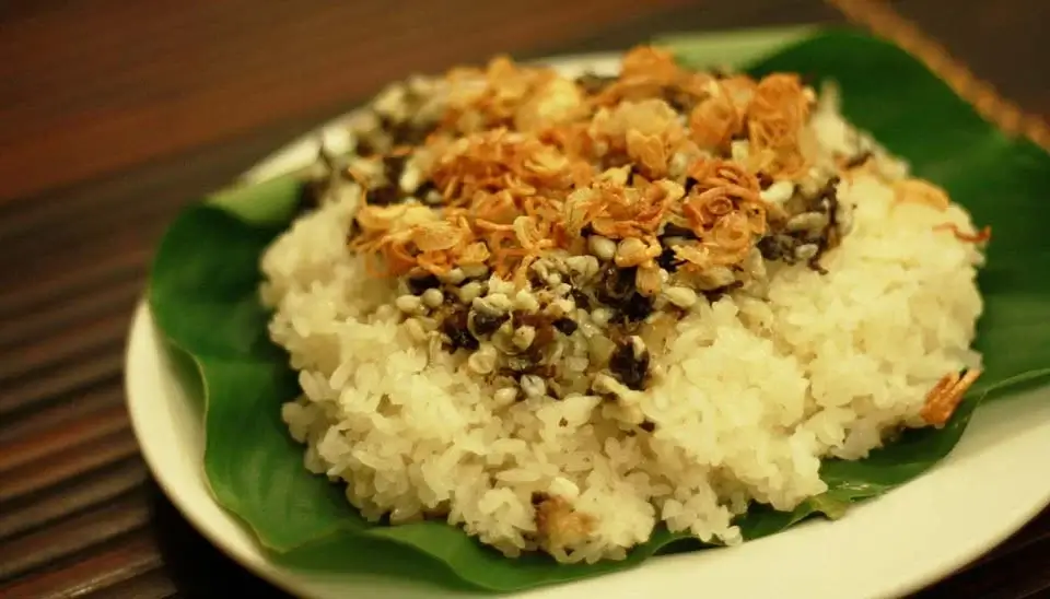 Arroz pegajoso con huevos de hormiga