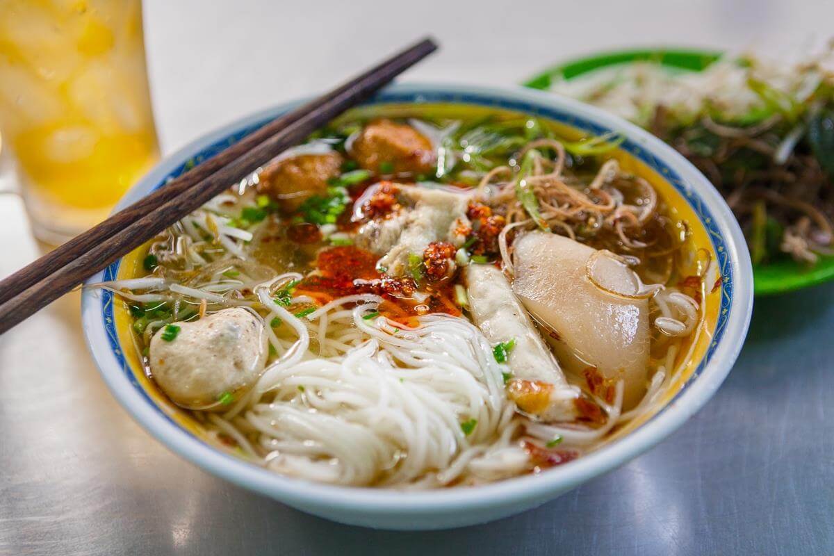 Sopa de fideos con albóndigas