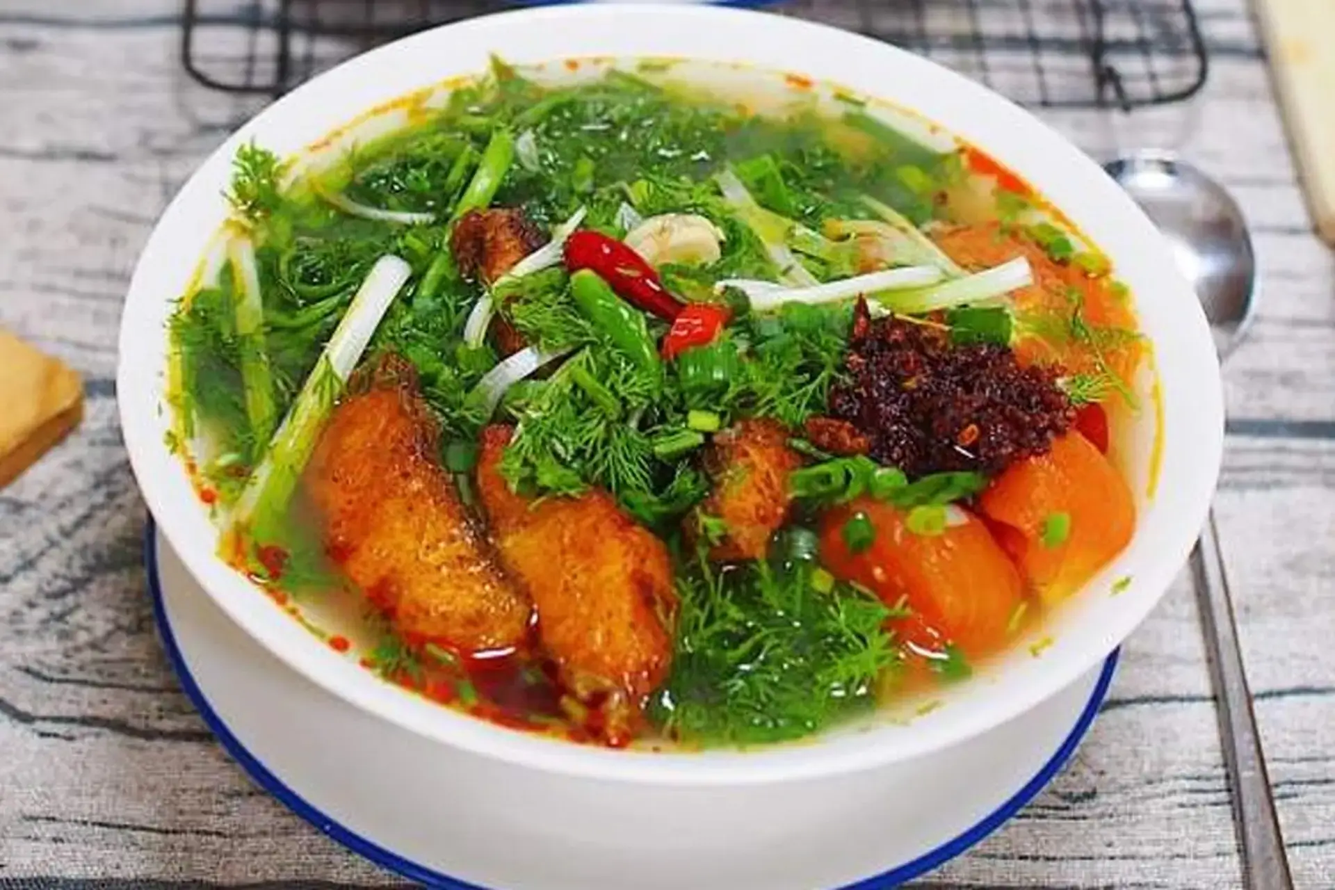 Sopa de fideos planos con pescado