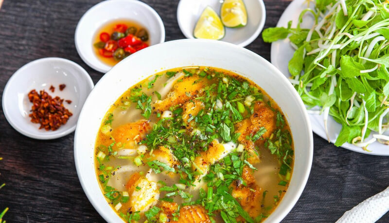Sopa de fideos con pescado