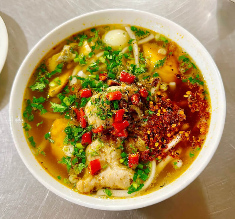Sopa de fideos con pescado