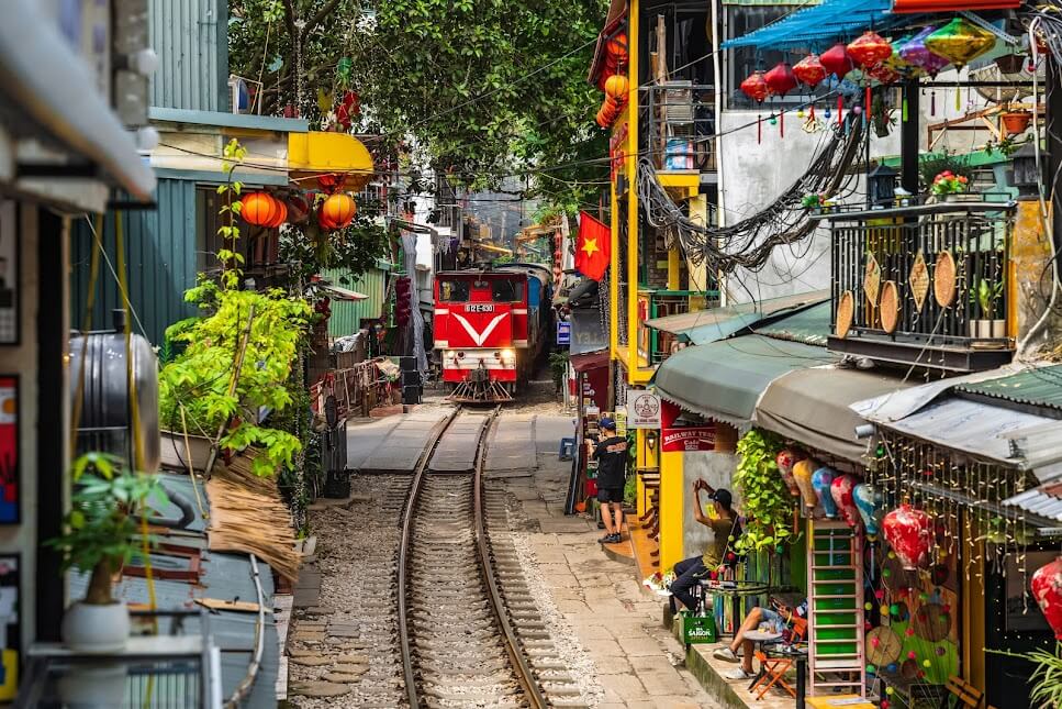 train street hanoi