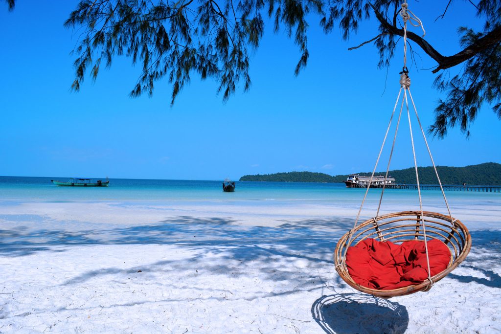 Silla colgante en la playa de arena blanca de Koh Rong Samloem, Camboya
