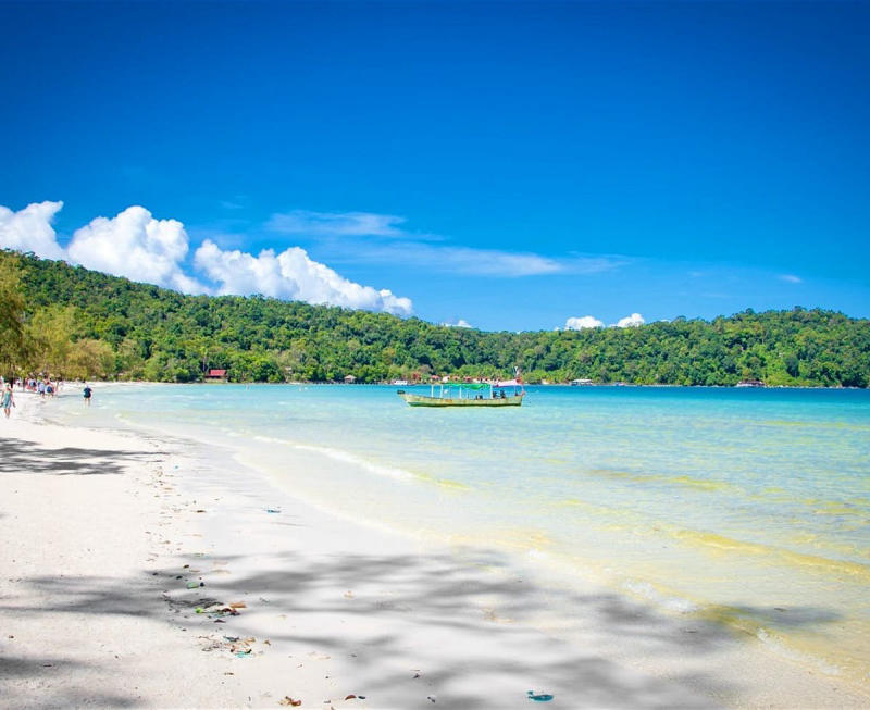 Playa de arena blanca rodeada de jungla en Koh Rong Samloem, Golfo de Tailandia