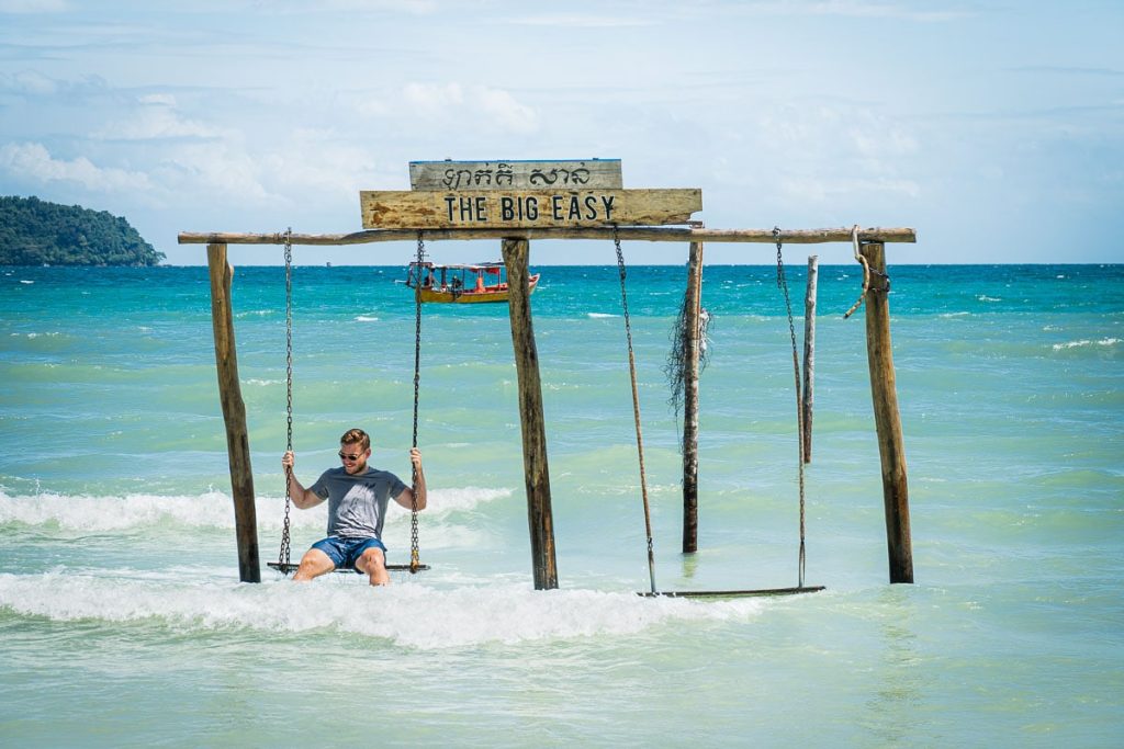 Columpio de madera en el mar frente a la playa de Koh Rong Samloem, Camboya