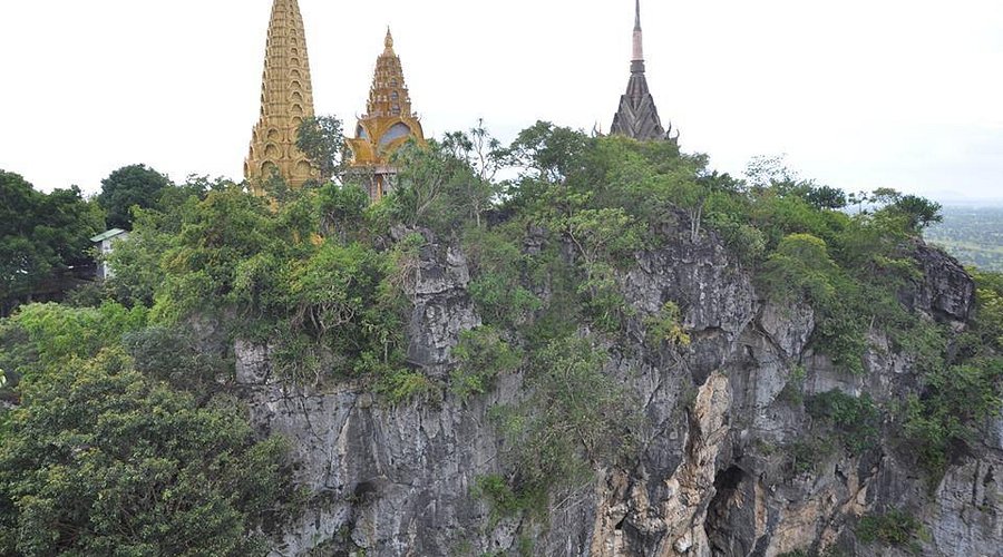 Estupas doradas en lo alto de la montaña de Phnom Sampeau, Battambang