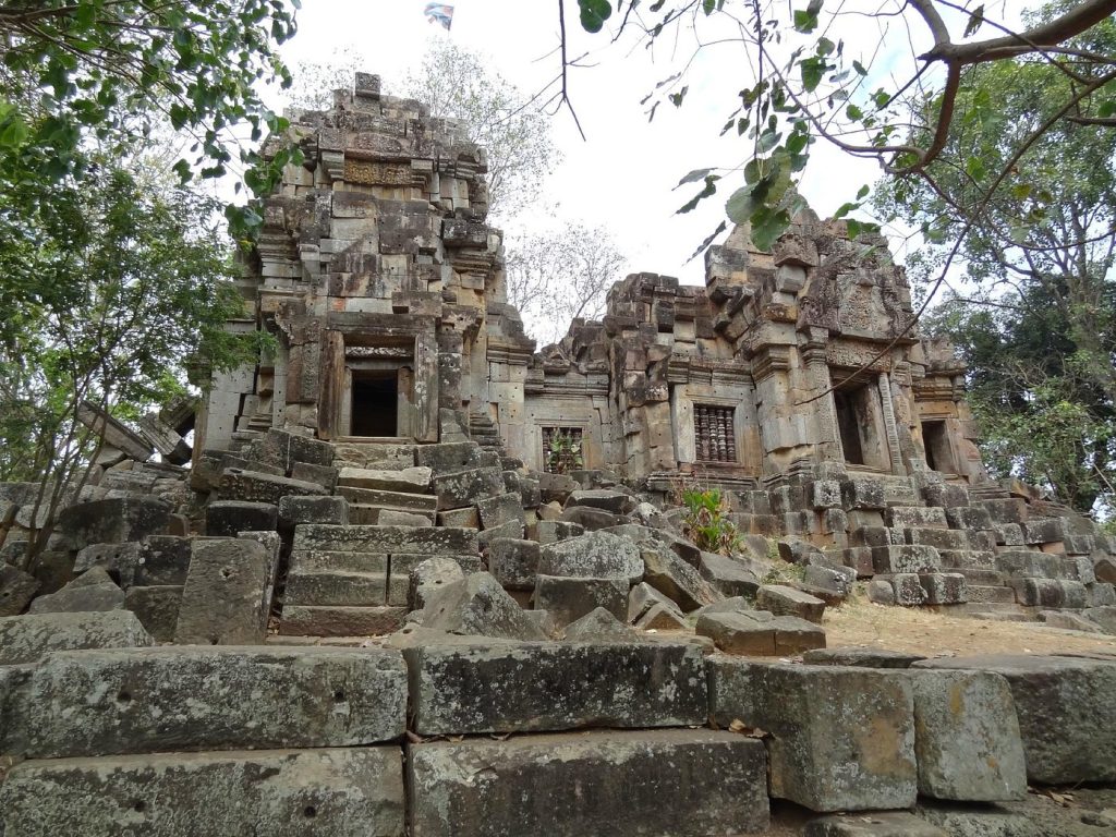 Ruinas del templo jemer de Wat Ek Phnom entre la vegetación, Battambang