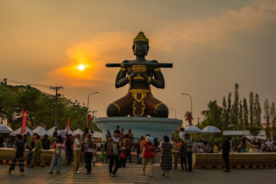 Estatua de Ta Dambong al atardecer, símbolo de la ciudad de Battambang, Camboya