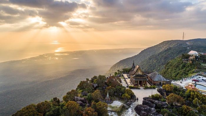Paisaje montañoso del Parque Nacional de Bokor al atardecer, Camboya