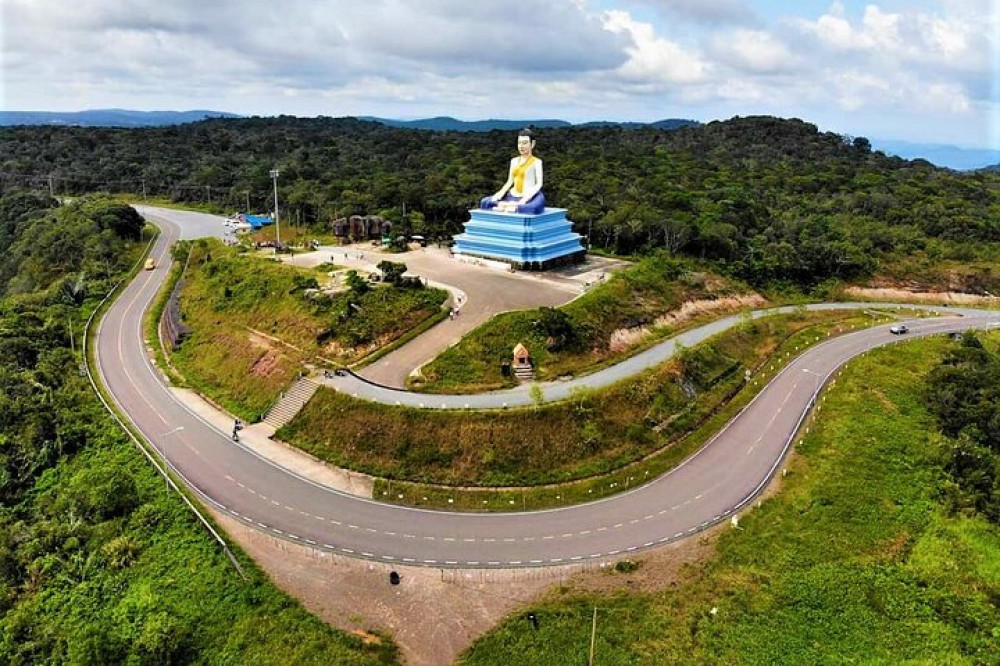Estatua de Lok Yeay Mao junto a la carretera de montaña que asciende a Bokor, Camboya