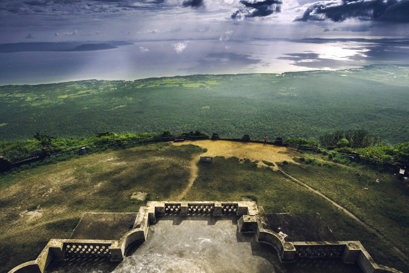 Vistas de la meseta de Bokor desde un antiguo edificio colonial del Parque Nacional Preah Monivong