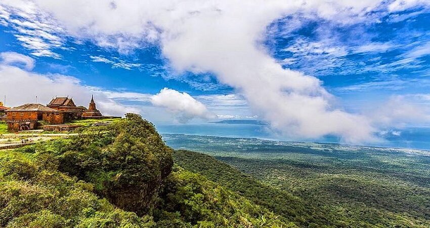 Templo Wat Sampov Pram en lo alto de la montaña Bokor con vistas al golfo de Tailandia