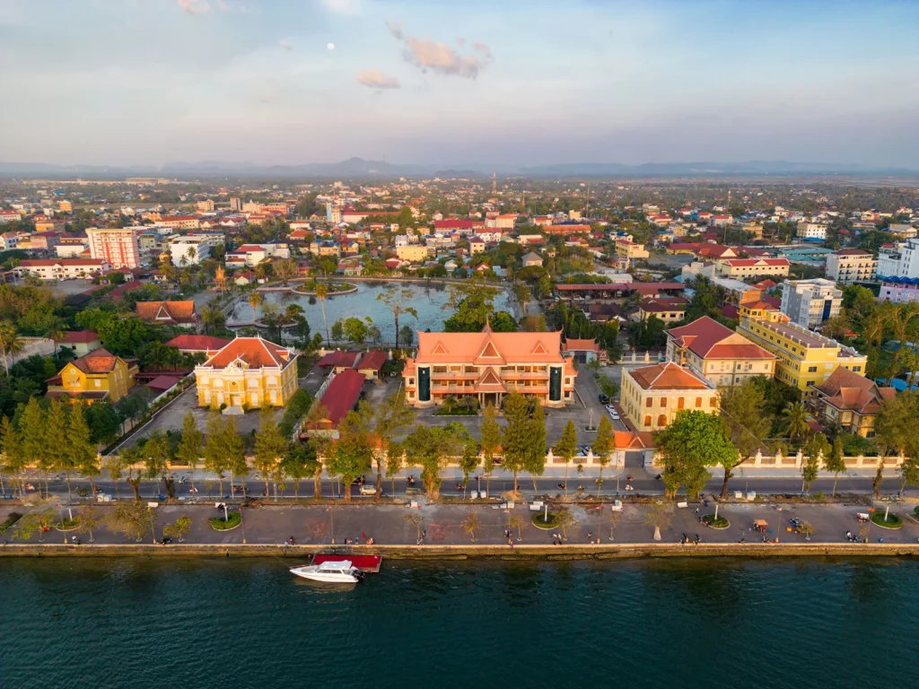 Vista aérea de la ciudad de Kampot y el río Praek Tuek Chhu al atardecer