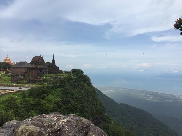 Templo en la cima del Parque Nacional de Bokor con vistas al golfo de Tailandia, Kampot
