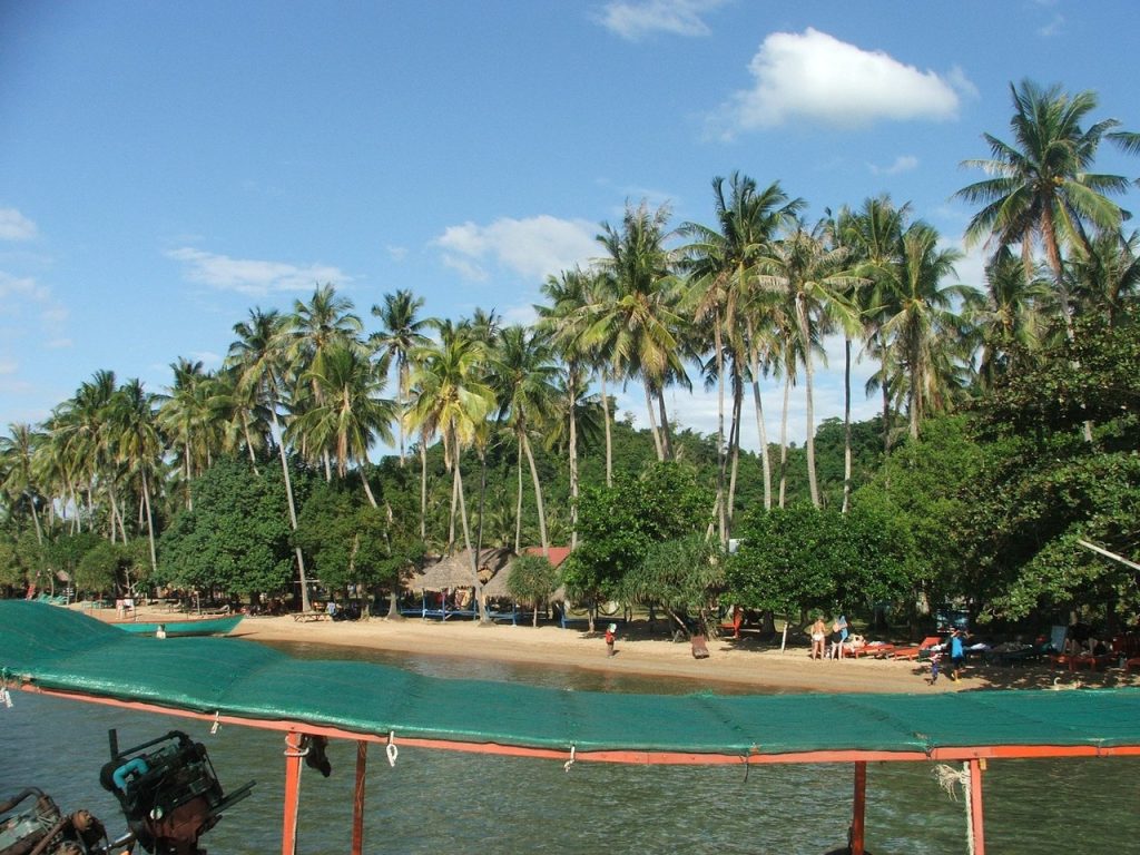 Playa de arena bordeada de cocoteros en la isla de Koh Tonsay, Kep