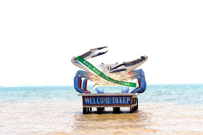 Estatua del Cangrejo Azul en el mar, símbolo de Kep, Camboya