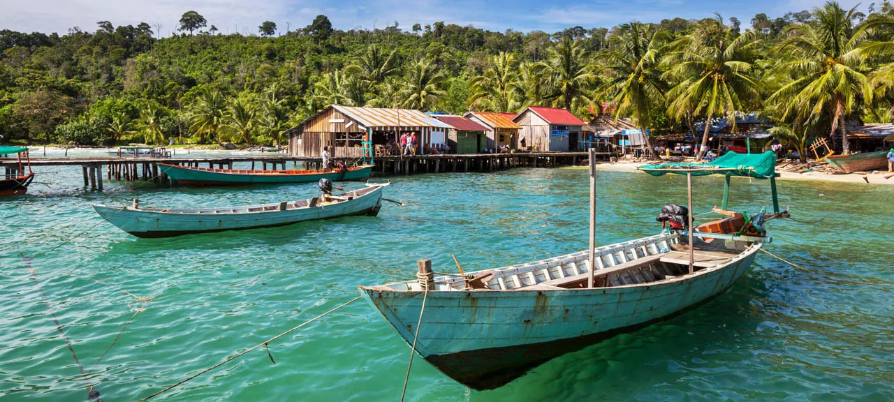 Barcas tradicionales de pescadores frente a la costa de Kep, Camboya