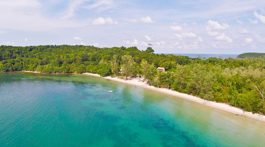 Vista aérea de la costa virgen de Koh Ta Kiev en Camboya