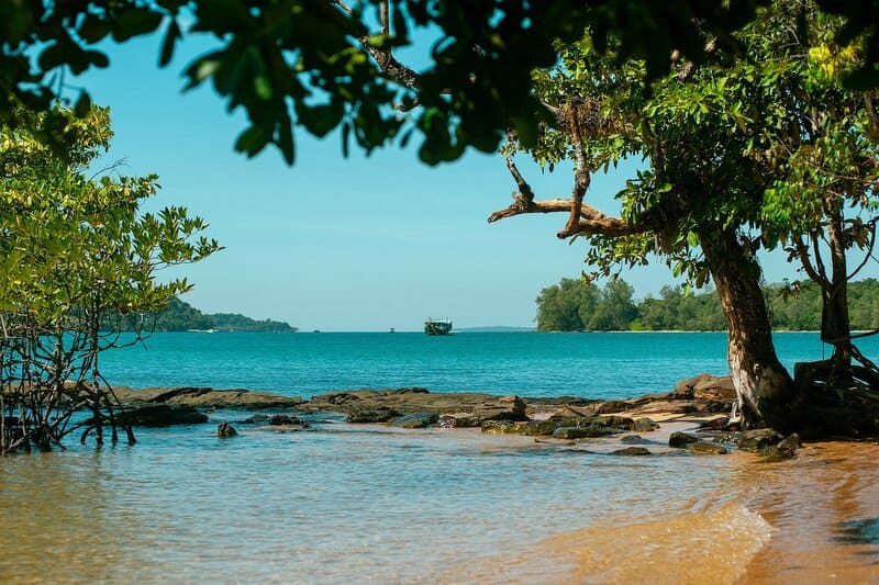 Playa tranquila rodeada de manglares en la isla Koh Ta Kiev, Camboya