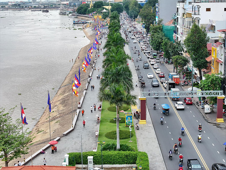 Vista aérea del bulevar Preah Sisowath junto al río, con banderas de Camboya, Phnom Penh