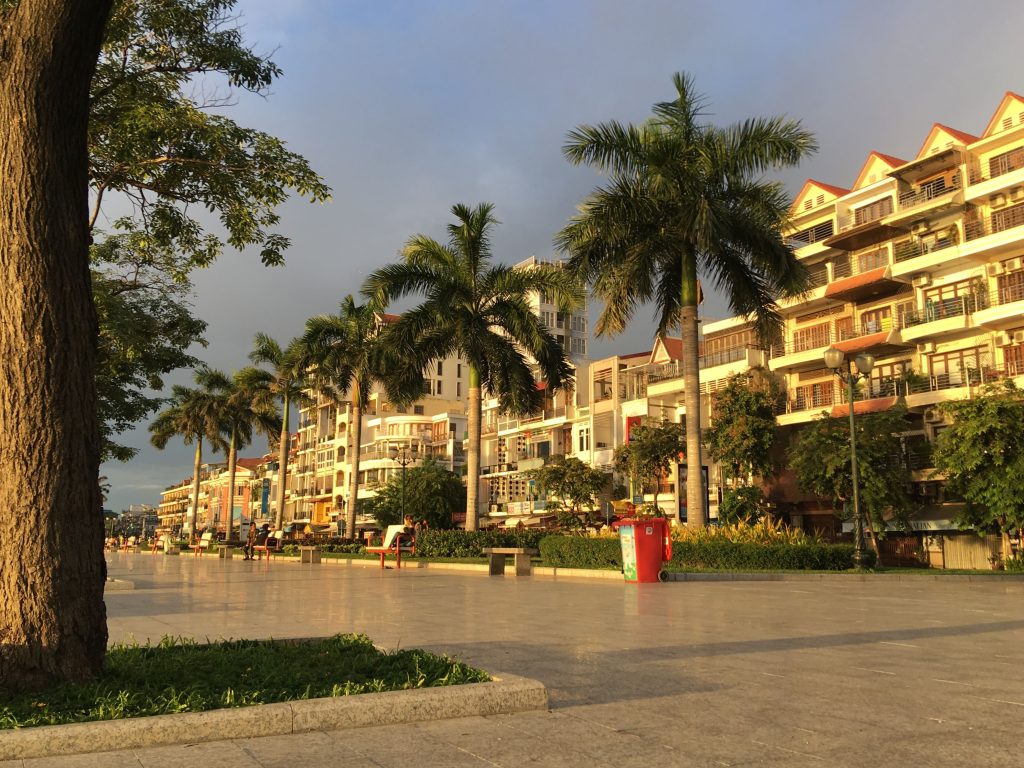 Paseo peatonal y edificios coloniales del Muelle Sisowath, Phnom Penh